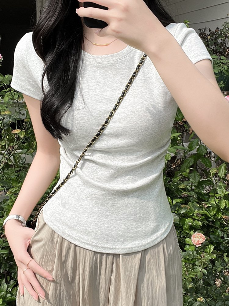 The design style is niche, straight shoulders, cotton crew neck, short-sleeved T-shirt, women's summer showy, short waist, slender and versatile