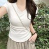 The design style is niche, straight shoulders, cotton crew neck, short-sleeved T-shirt, women's summer showy, short waist, slender and versatile - White [V-neck]