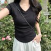 The design style is niche, straight shoulders, cotton crew neck, short-sleeved T-shirt, women's summer showy, short waist, slender and versatile - Black [V-neck]